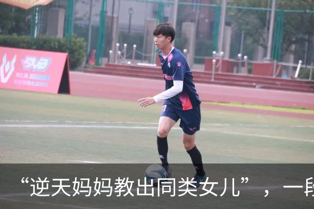 “逆天妈妈教出同类女儿”，一段吃橘子视频，家教刷新了人的认知