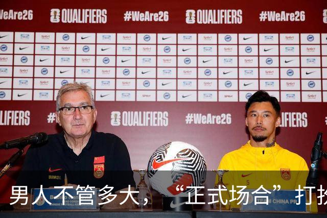 男人不管多大，“正式场合”打扮切记：衬衫塞裤腰、皮带没logo